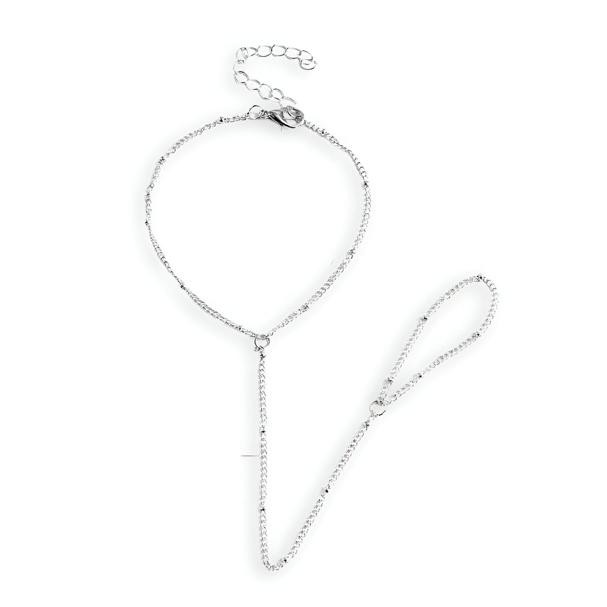 Bijou de main en acier inoxydable argenté avec bracelet chaîne et anneau reliés par une fine chaîne.