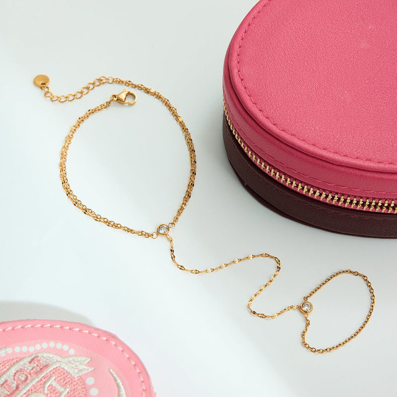 Chaîne de doigt en acier inoxydable doré, maille fine style café, avec bracelet réglable et anneau connecté.