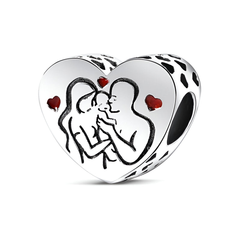 Charm en argent en forme de cœur avec gravure d’une famille et petits cœurs rouges incrustés.