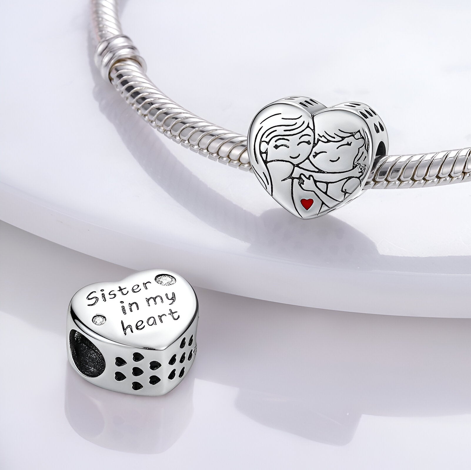 Charm coeur en argent avec gravure de deux sœurs enlacées et cœur rouge, bracelet serpent en argent, breloque cylindrique.