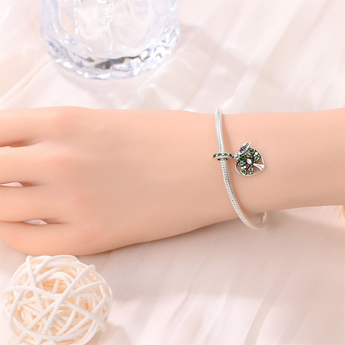 Bracelet argent fin avec pendentif arbre de vie vert, style délicat pour femme.