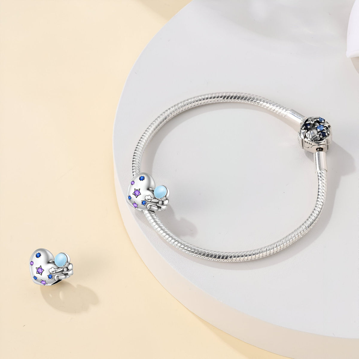 Charm en argent forme cœur avec astronaute bleu et blanc pour bracelet.