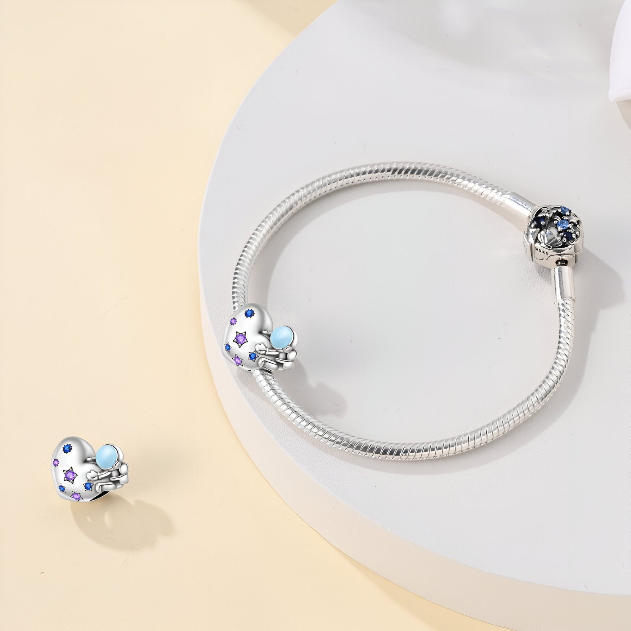 Charm en argent forme cœur avec astronaute bleu et blanc pour bracelet.