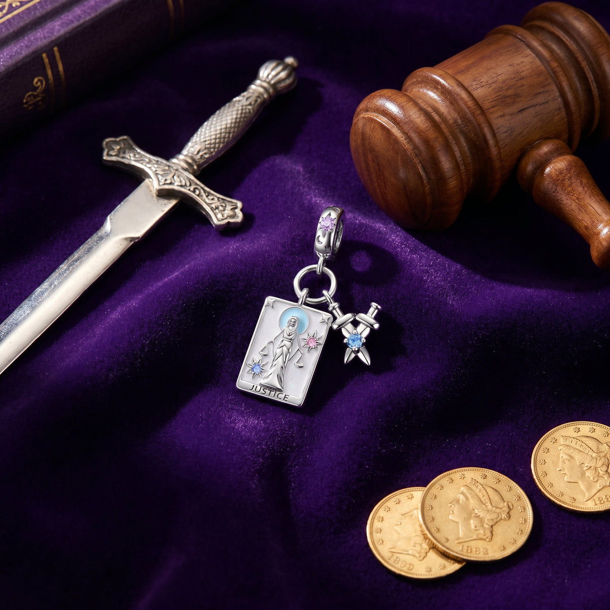 Tarotkort-charm Justice, kobber belagt med sølv, emaljer og zirkoner, model Ensiferia