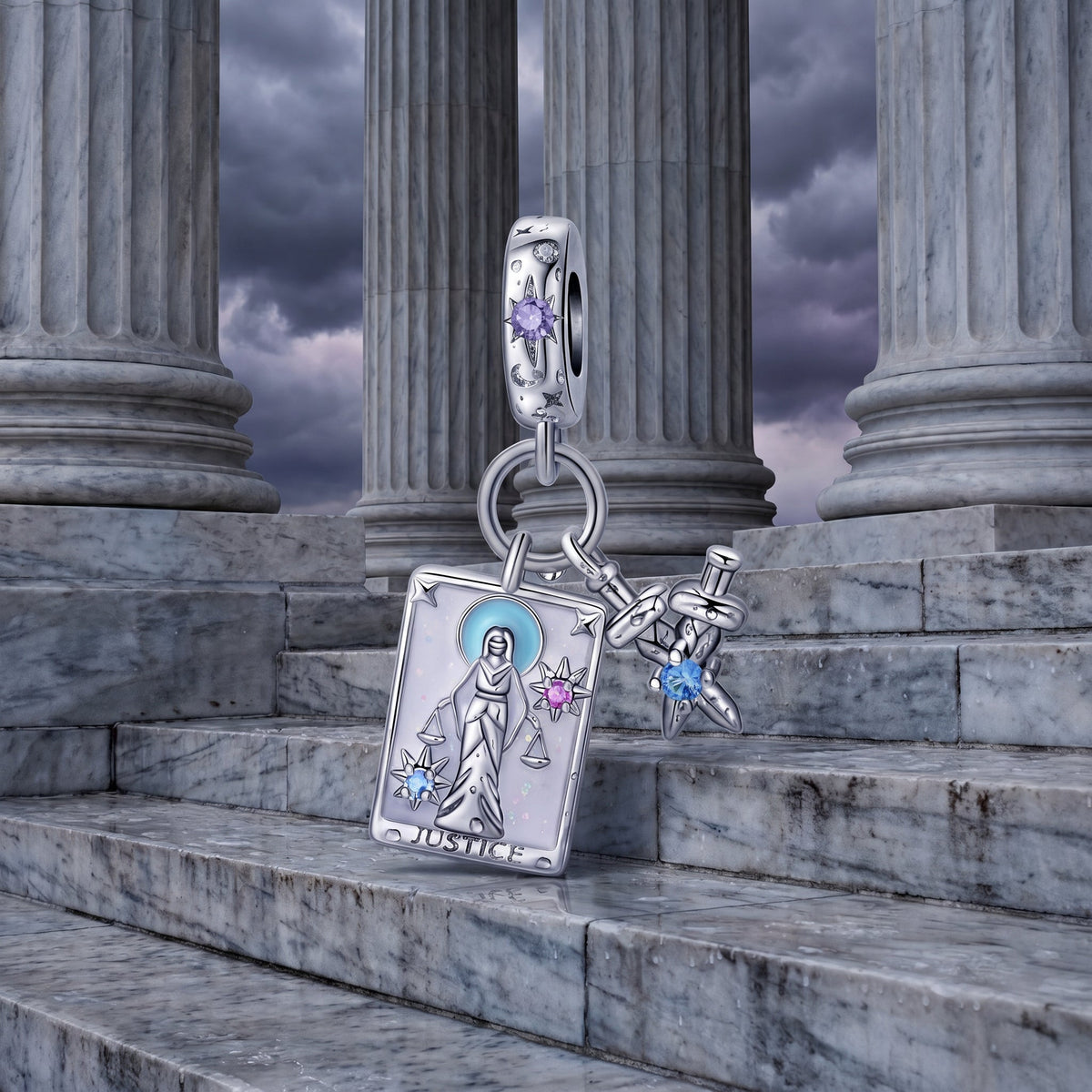 Tarotkort-charm Justice, kobber belagt med sølv, emaljer og zirkoner, model Ensiferia