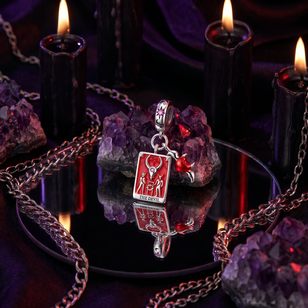 Charm Tarotkarte Der Teufel, versilbertes Kupfer, farbige Emaille, Modell Infernia