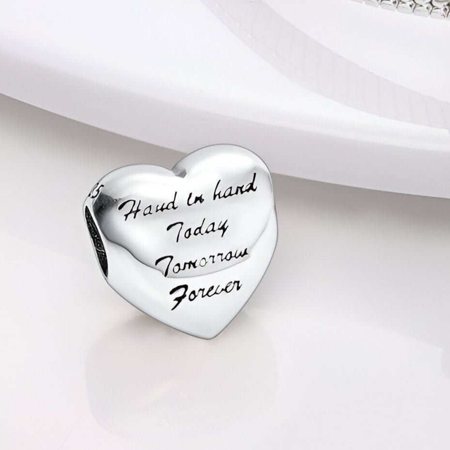 Charm cœur argenté avec gravure "Hand in hand Today Tomorrow Forever" élégante.