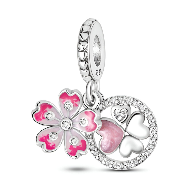 Charm en argent avec pendentif marguerite émaillée rose et cercle orné d’un cœur et de pierres scintillantes.
