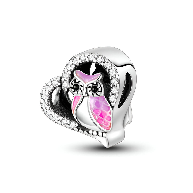 Charm en argent en forme de cœur avec hibou rose et détails en strass blancs.