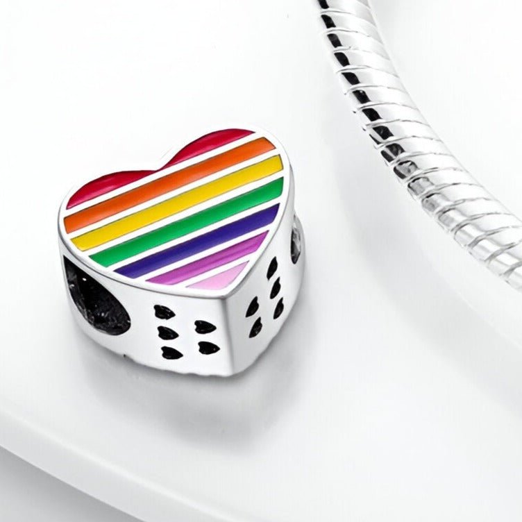 Charm cœur en métal argenté orné de rayures arc-en-ciel colorées, design Yolanda, pour bracelet.
