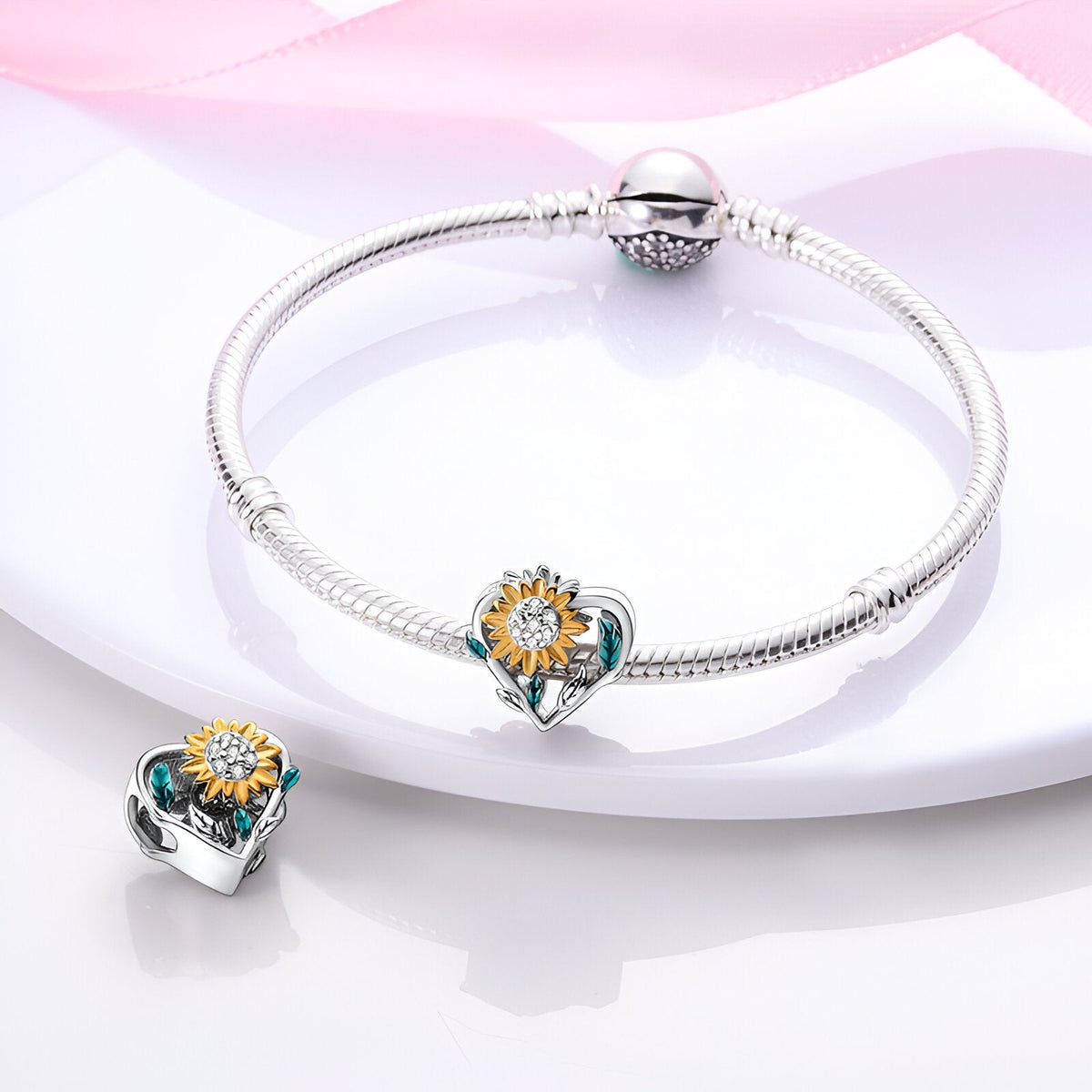 Bracelet argent avec charm cœur orné d'un tournesol jaune et vert, style élégant féminin.