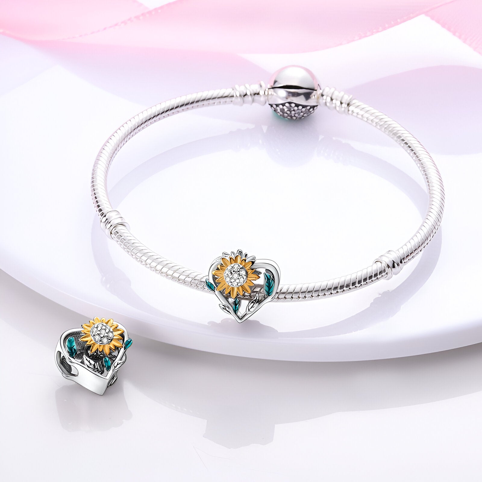 Bracelet argent avec charm cœur orné d'un tournesol jaune et vert, style élégant féminin.