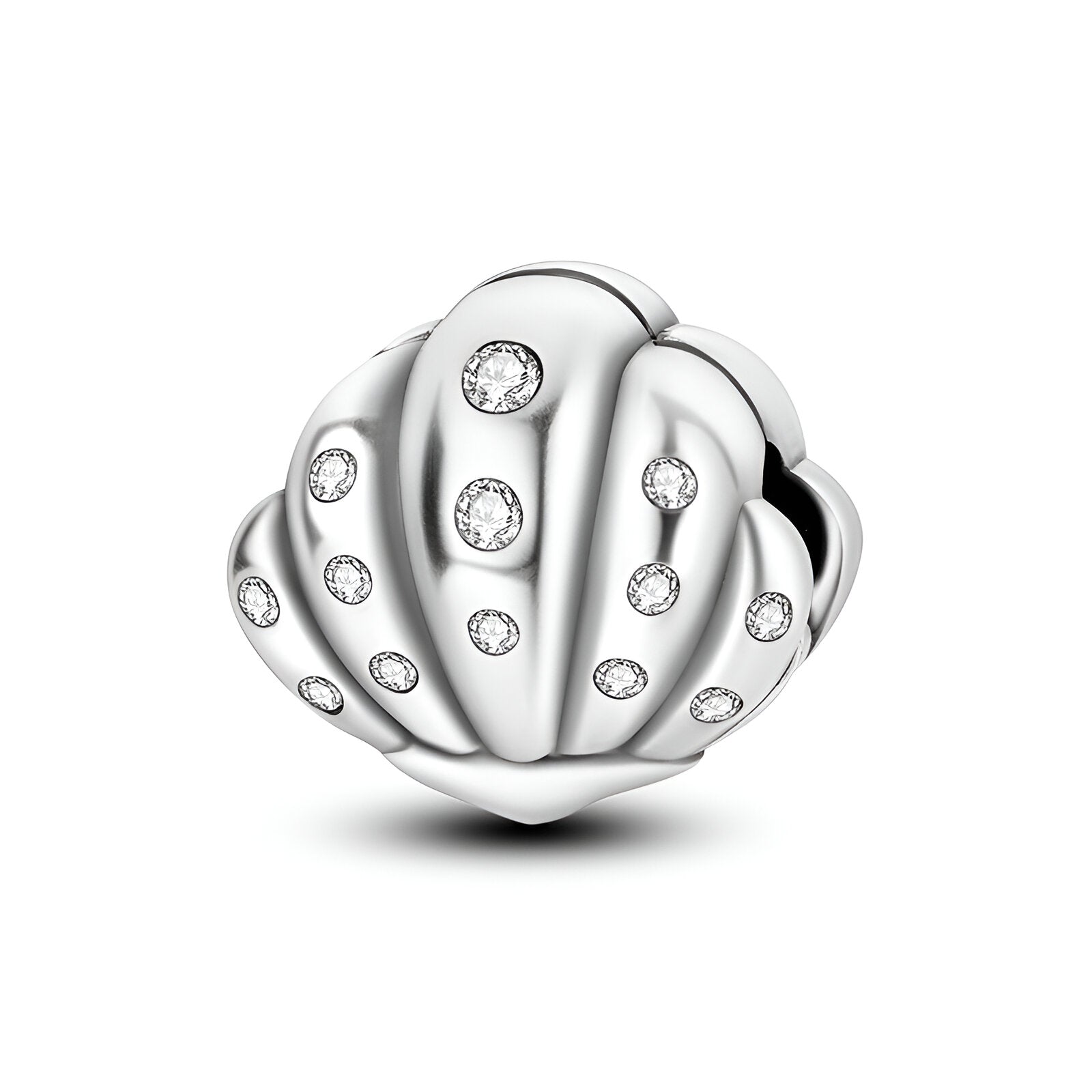 Charm en argent en forme de coquillage avec petits cristaux brillants incrustés.