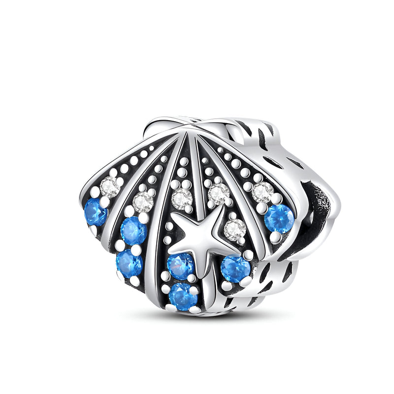 Charm coquillage en argent orné de perles blanches et pierres bleues, modèle Renate.
