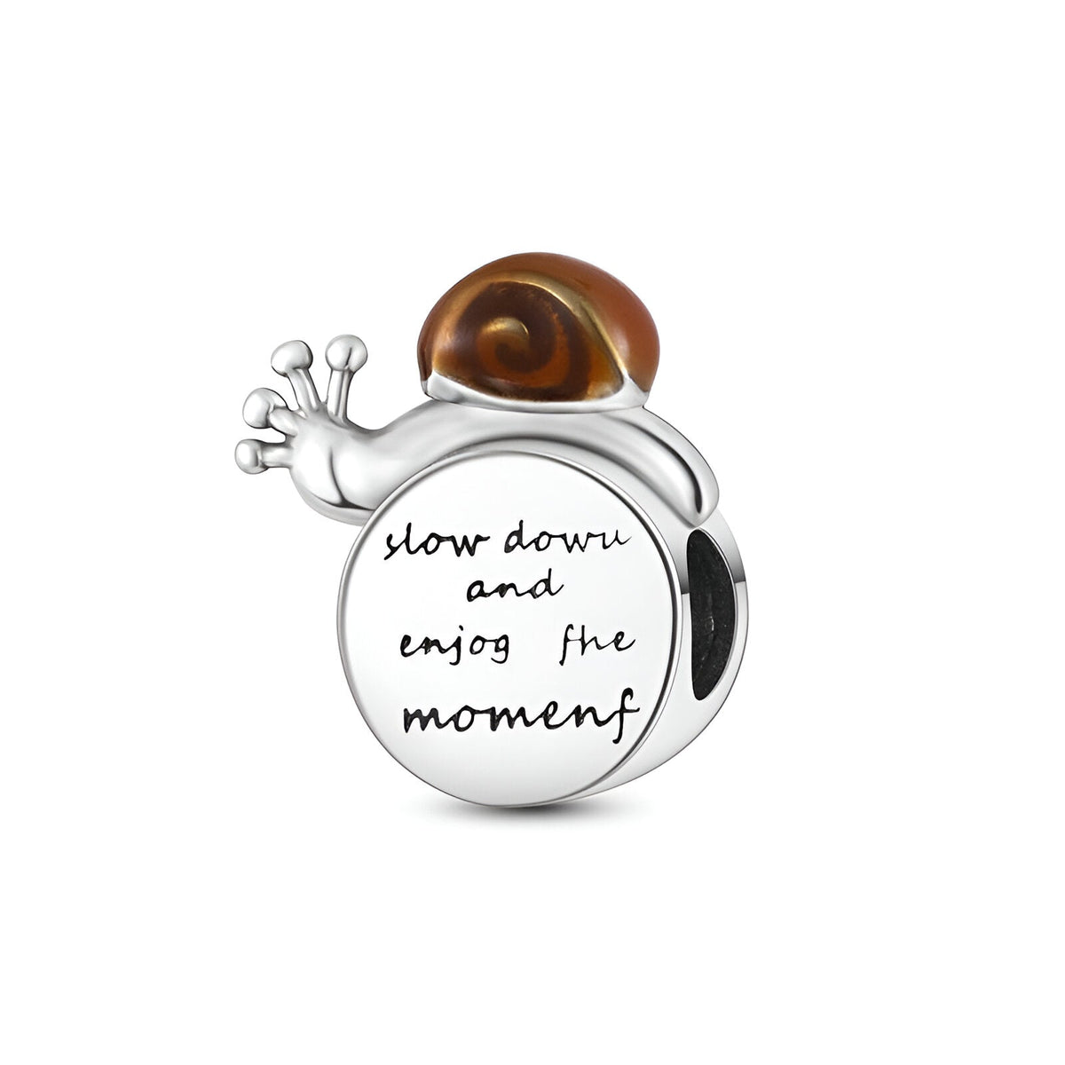 Charm escargot argenté et émail marron avec inscription en anglais sur disque lisse.