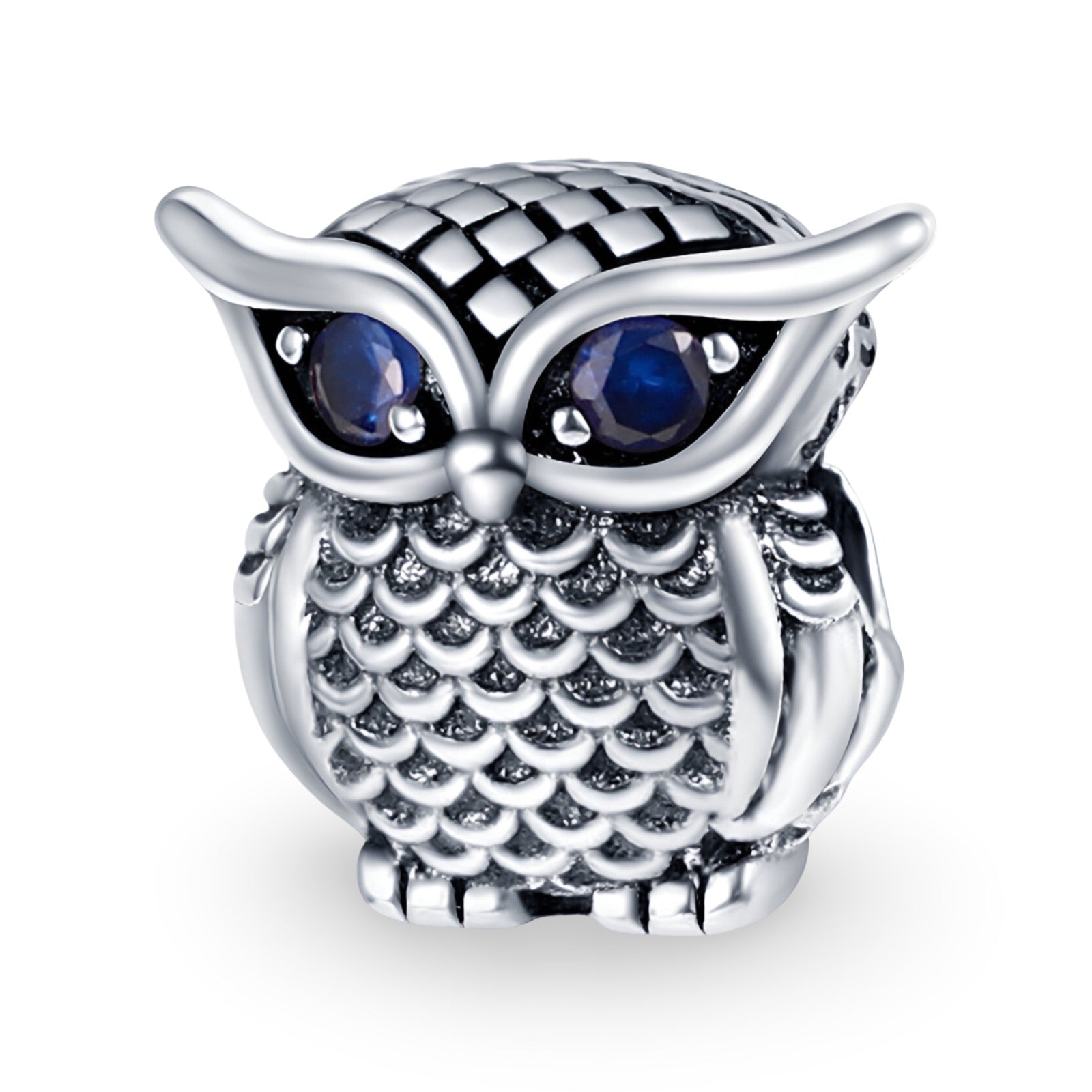 Charm hibou en métal argenté avec yeux bleus facettés et détails texturés écailles.