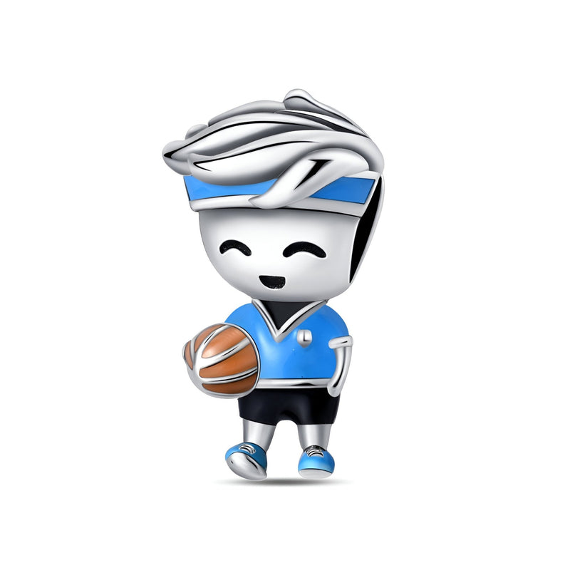 Charm en métal argenté représentant un joueur de basket souriant avec maillot bleu, short noir et ballon.