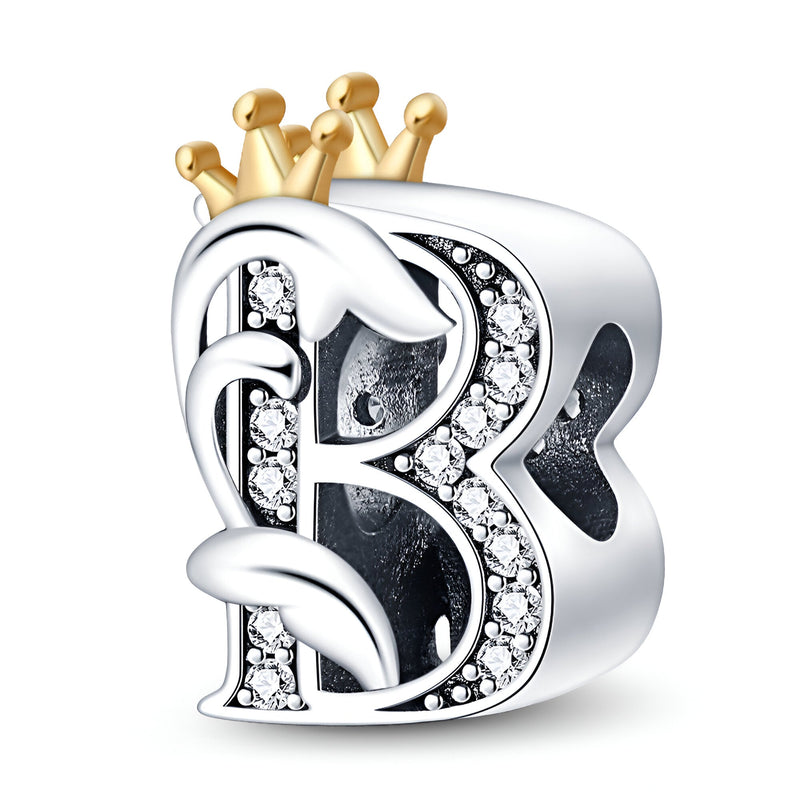 Charm argenté lettre B orné de cristaux avec petite couronne dorée sur le dessus.