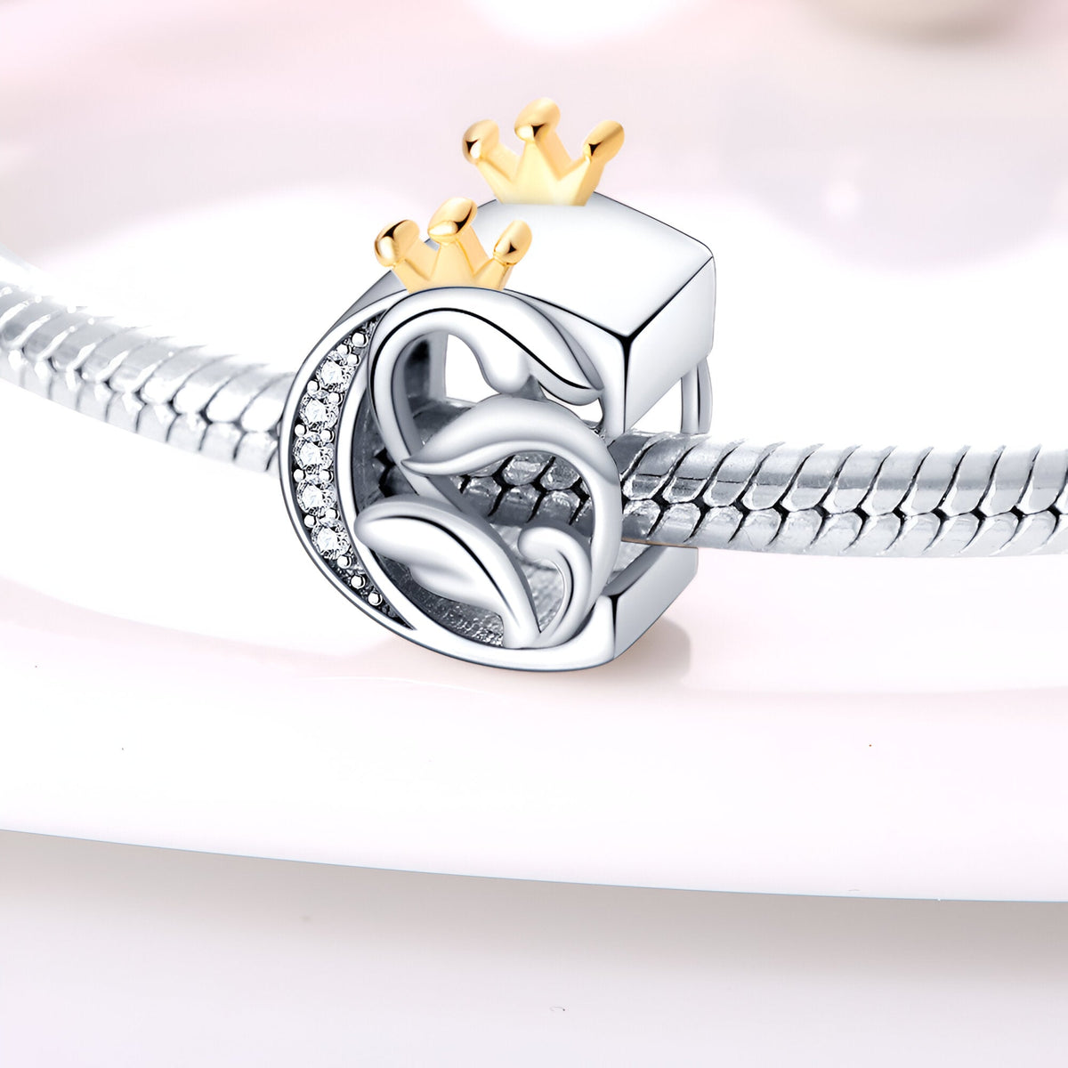 Charm lettre C en argent avec couronne dorée et petits cristaux sertis, design élégant et moderne.