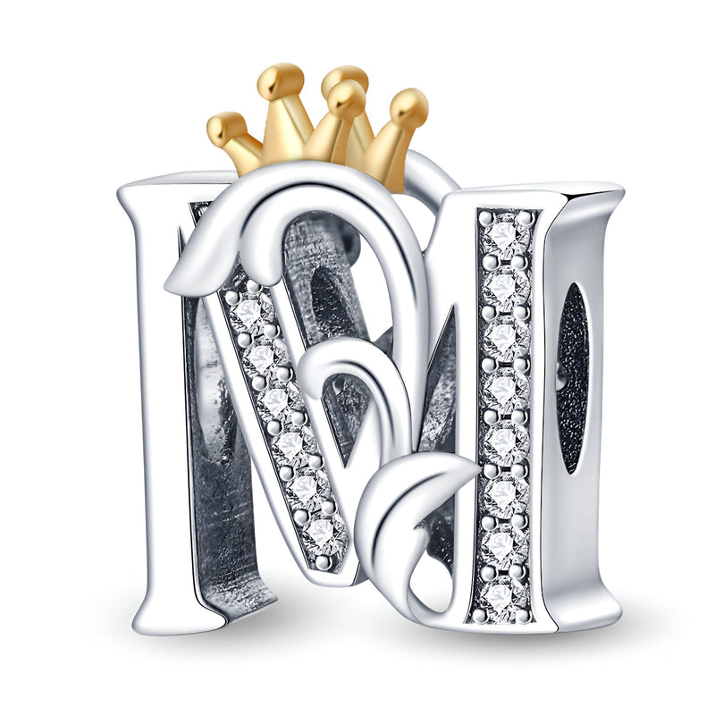 Charm lettre M en argent avec couronne dorée et pierres brillantes incrustées.