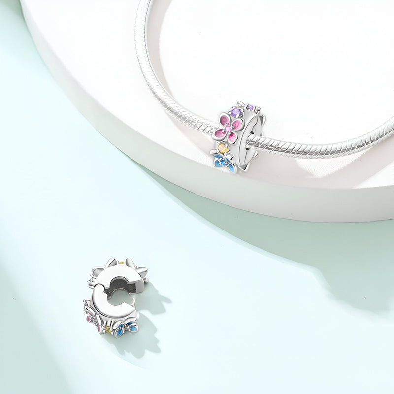 Charm en argent avec fleurs roses et bleues, modèle Brynja, style délicat et féminin.