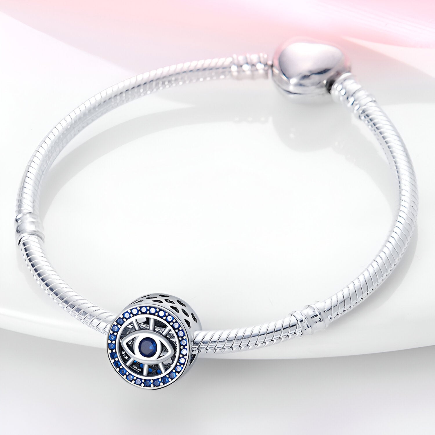 Bracelet argenté serpent avec charm œil de protection bleu et argent, fermoir cœur lisse.
