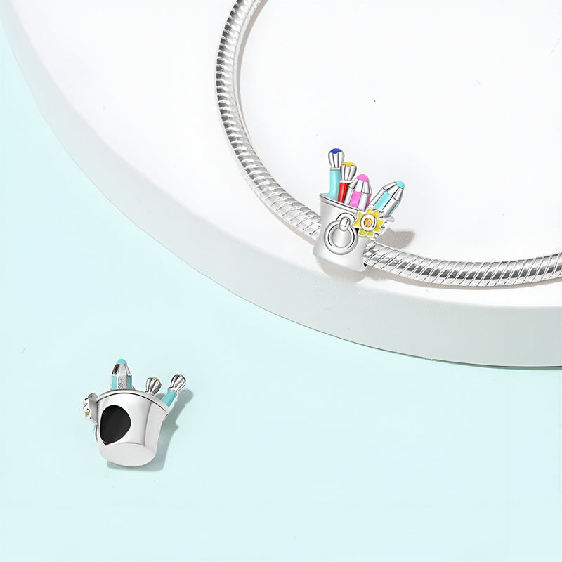 Charm argenté pour bracelet, miniature pot à peinture avec pinceaux colorés en émail brillant.