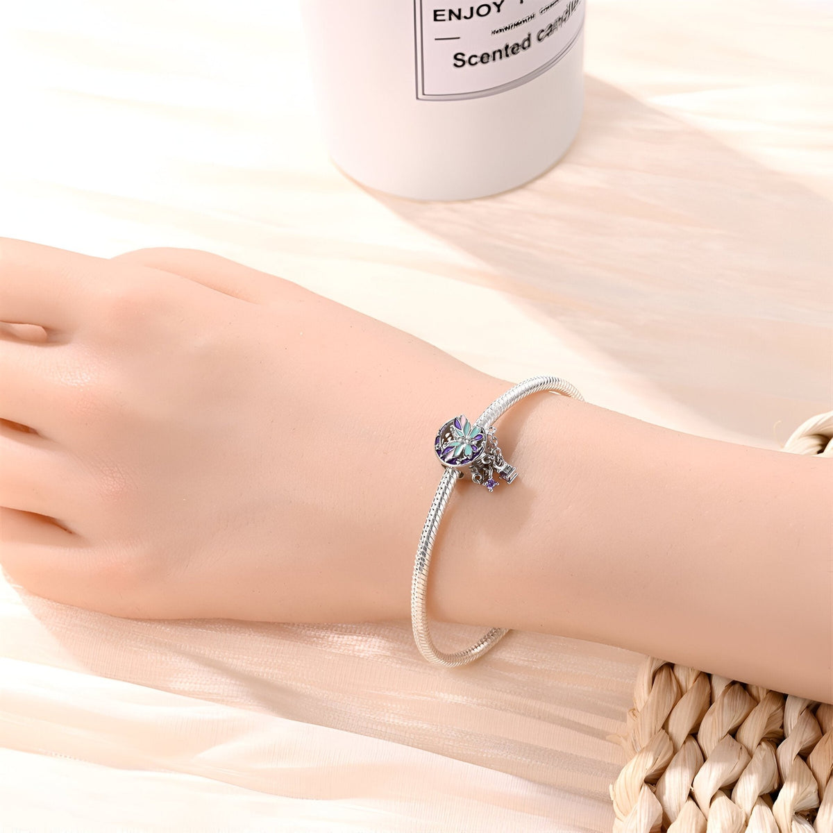 Bracelet argent avec charm papillon multicolore scintillant, style délicat pour femme.