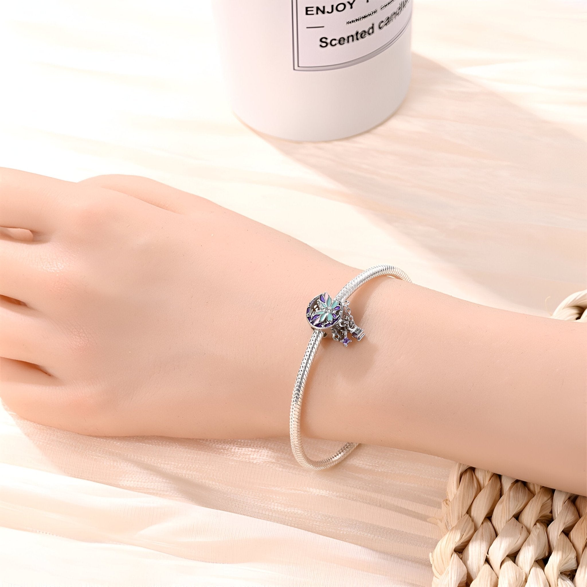 Bracelet argent avec charm papillon multicolore scintillant, style délicat pour femme.