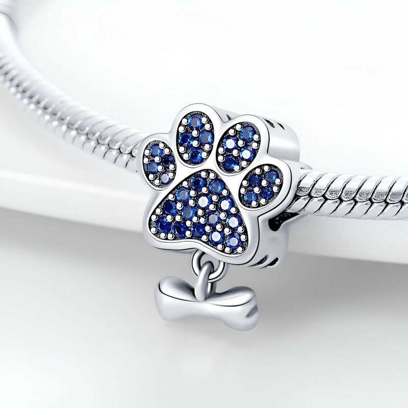Charm patte de chien en argent avec pavé de pierres bleues, pendentif os suspendu.