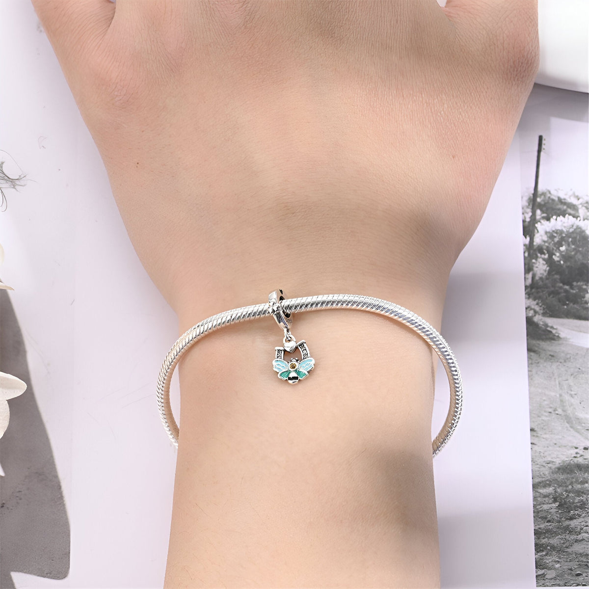 Bracelet argenté avec pendentif charm abeille turquoise et fer à cheval délicat.