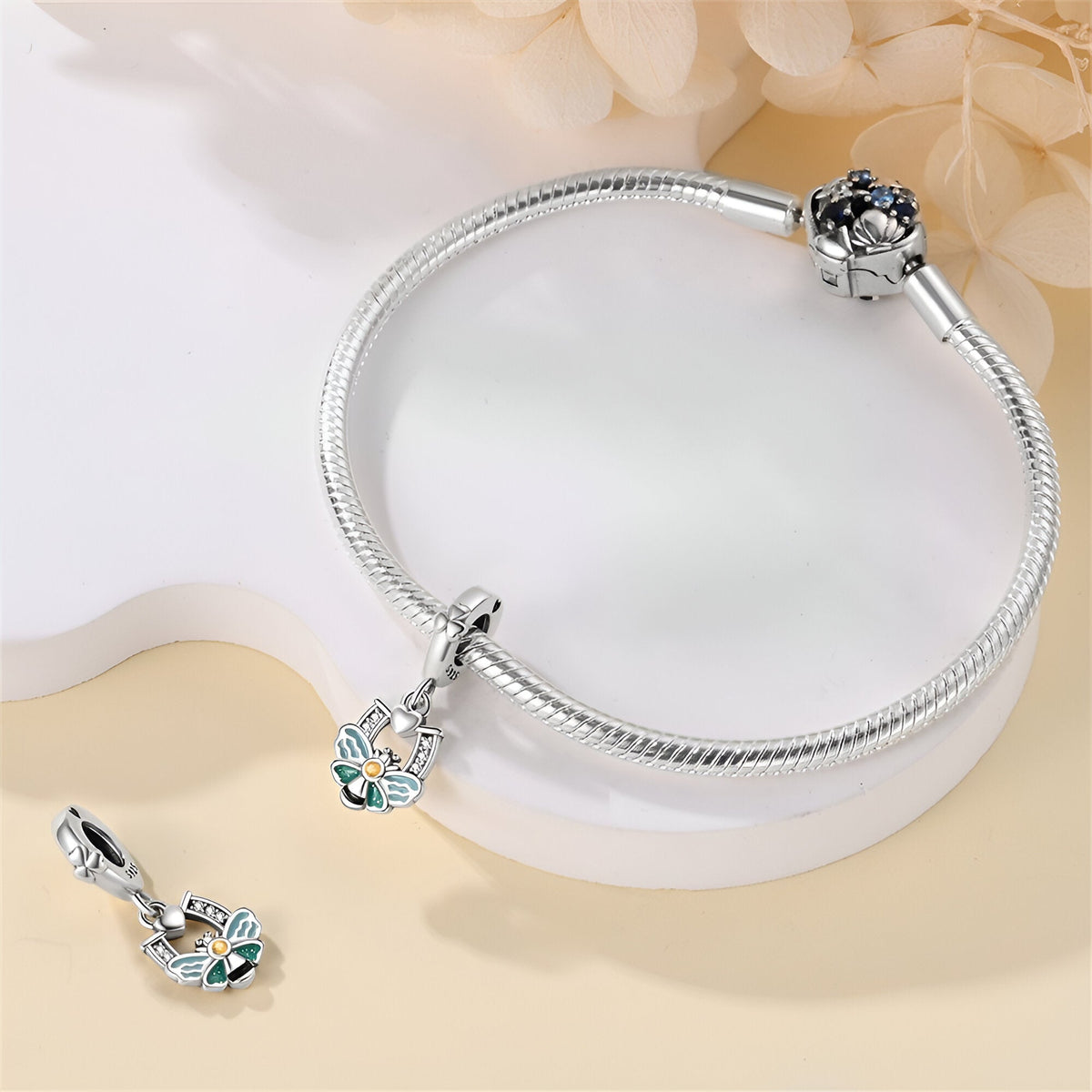 Bracelet argent avec charm pendentif abeille colorée et fer à cheval bleu turquoise.