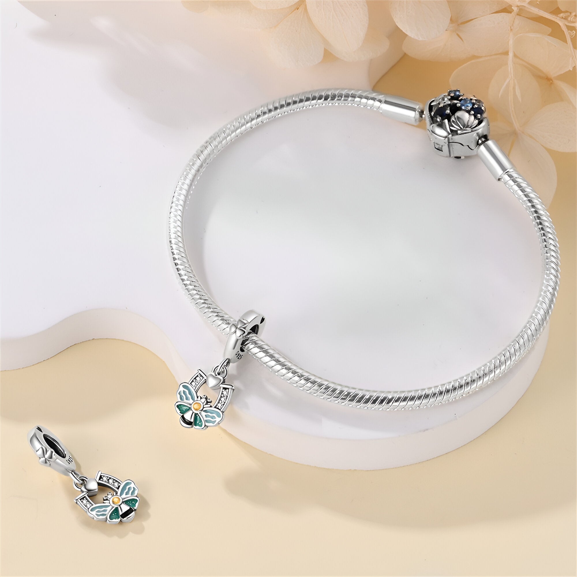 Bracelet argent avec charm pendentif abeille colorée et fer à cheval bleu turquoise.