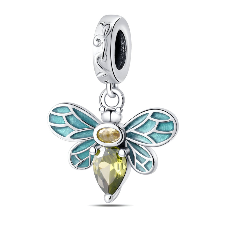 Pendentif abeille argenté avec aile émaillée bleu turquoise et corps orné de pierres taillées jaunes.