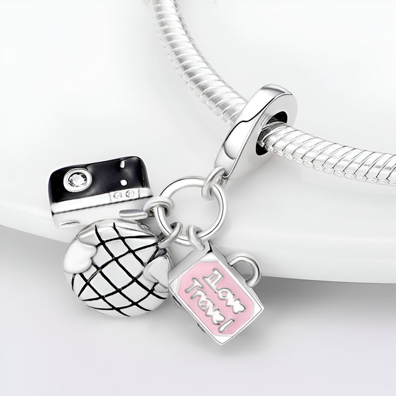 Charm pendentif argent appareil photo, globe et valise rose sur bracelet serpent.