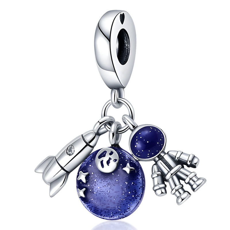 Charm pendentif argent avec planètes bleues étoiles et télescopes détaillés.