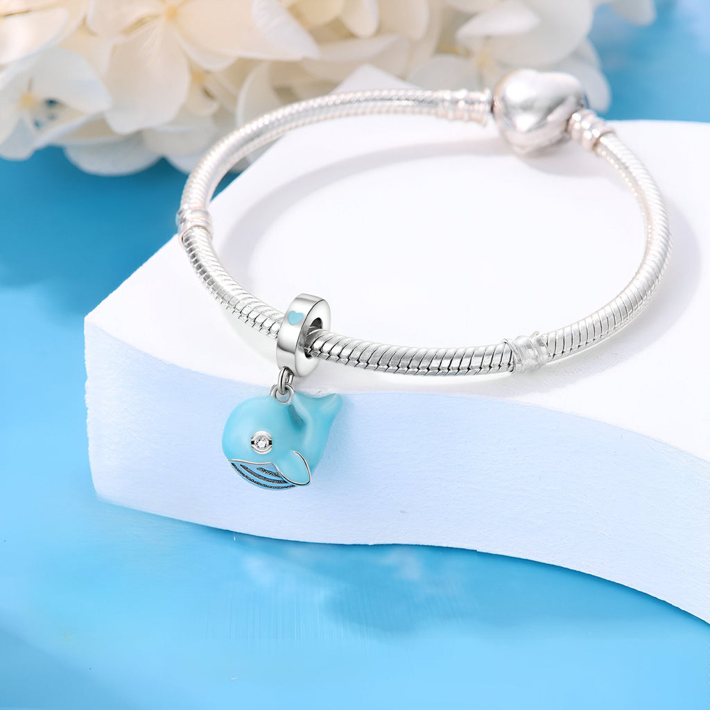 Breloque baleine bleue en émail sur bracelet argenté à maillons serpent.