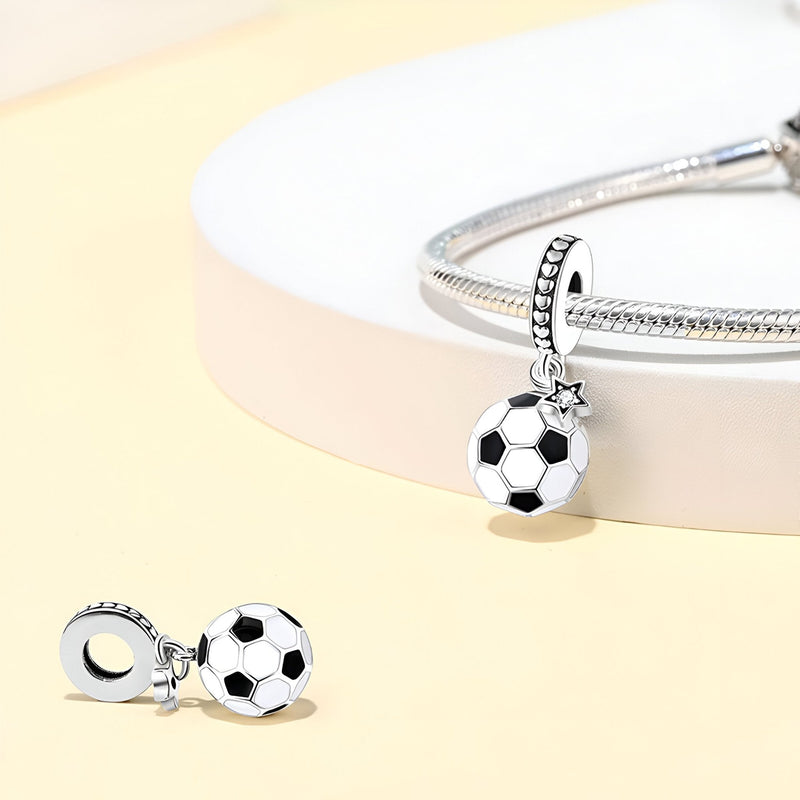 Charm pendentif ballon de foot noir et blanc en métal argenté attaché à un bracelet serpent argenté.