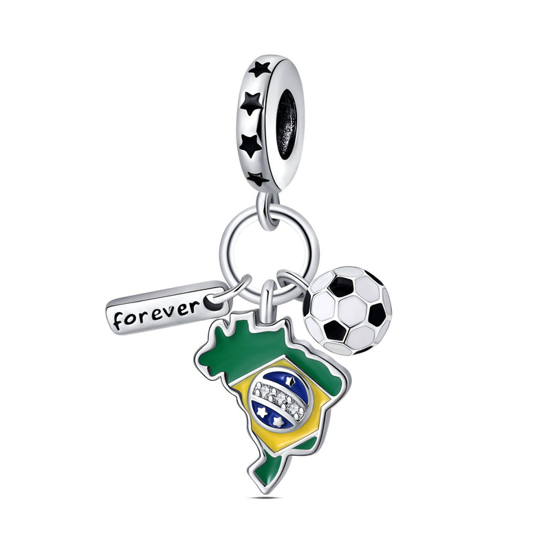 Pendentif argenté avec carte du Brésil, ballon de football et breloque gravée "forever".