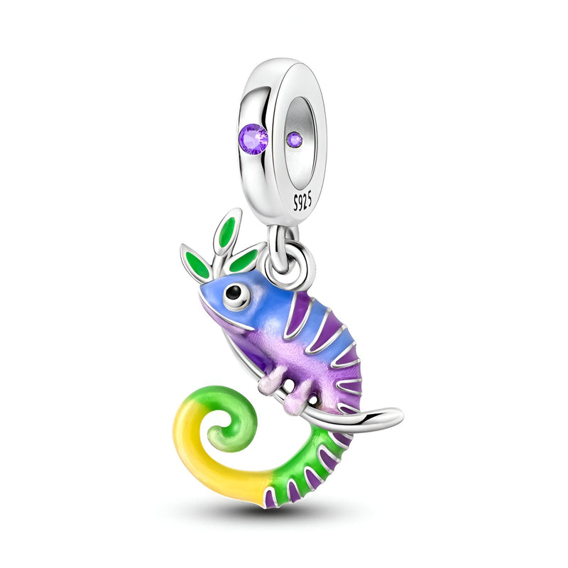 Charm pendentif caméléon en argent avec émail coloré violet, vert et jaune, détail œil noir et pierre violette sur anneau.