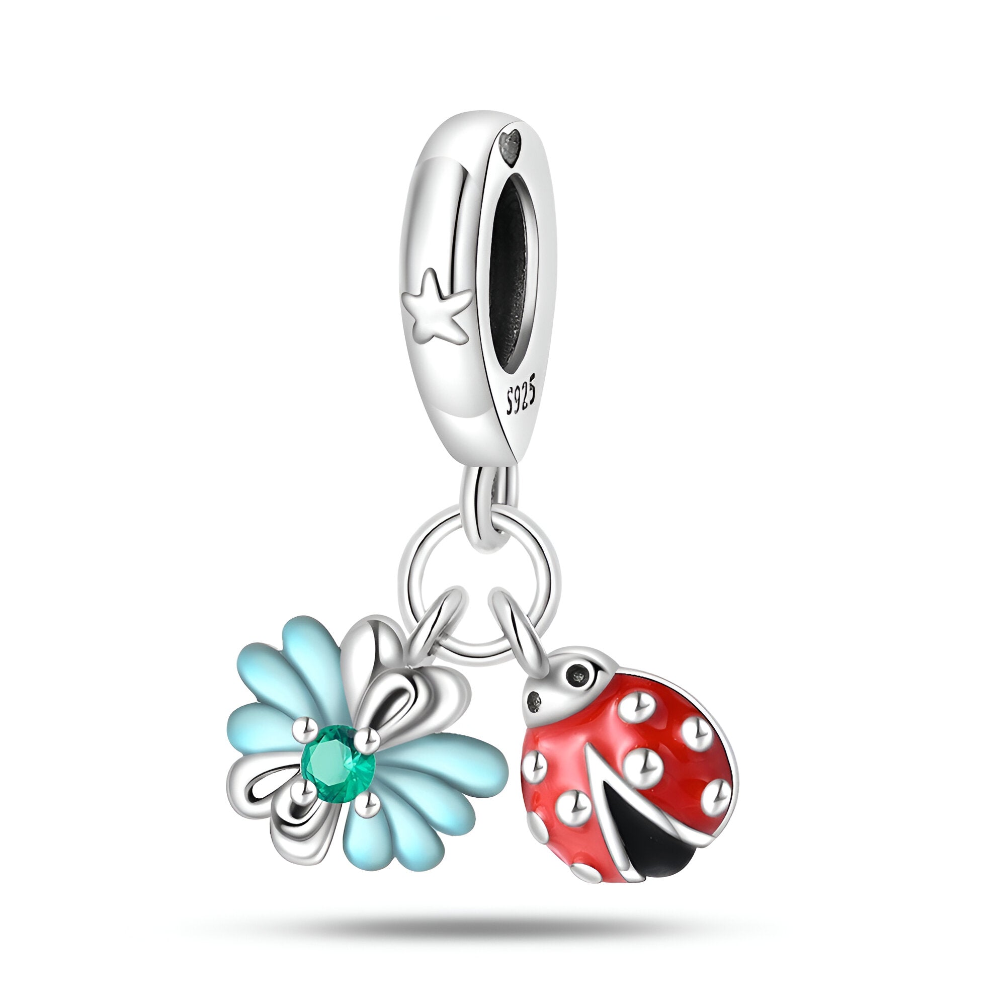 Charm pendentif argent avec coccinelle rouge et feuille bleue émaillée, détails noirs et blancs.