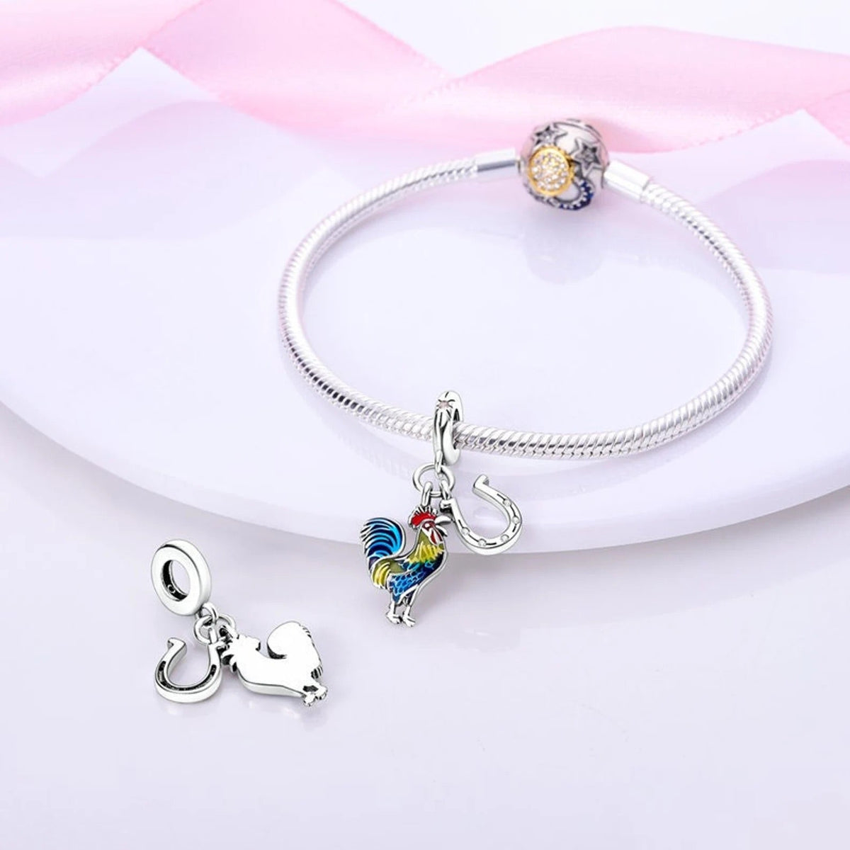 Bracelet argent avec pendentif coq coloré et fer à cheval en argent pour femme.