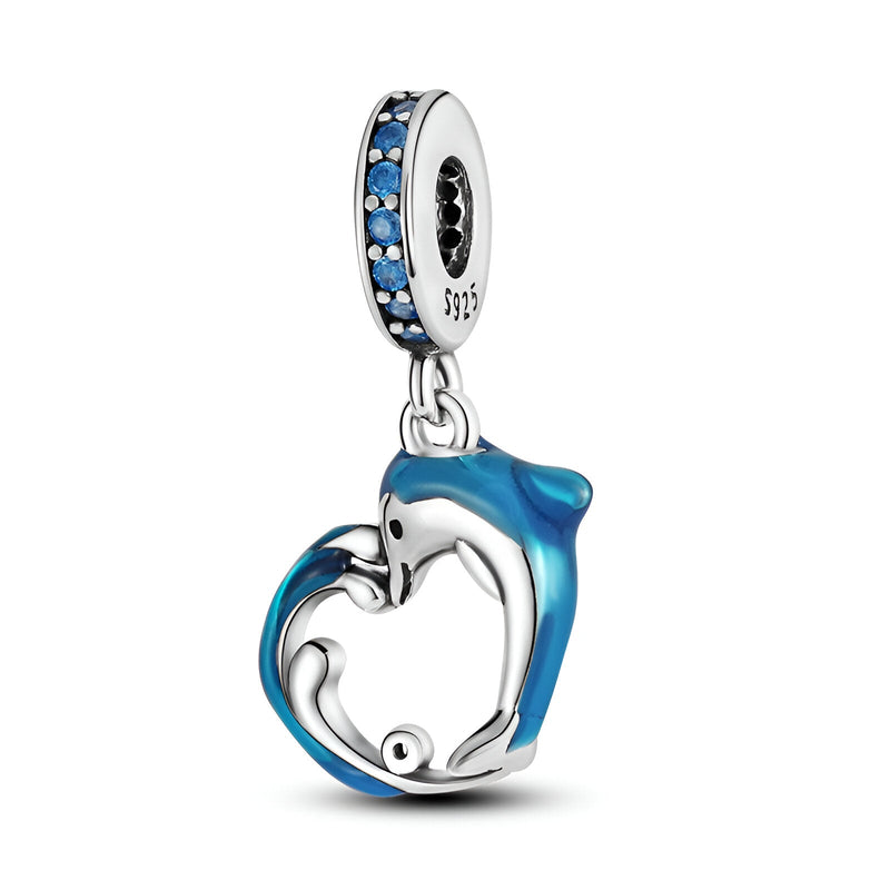 Charm pendentif dauphin argenté avec émail bleu formant une vague stylisée.