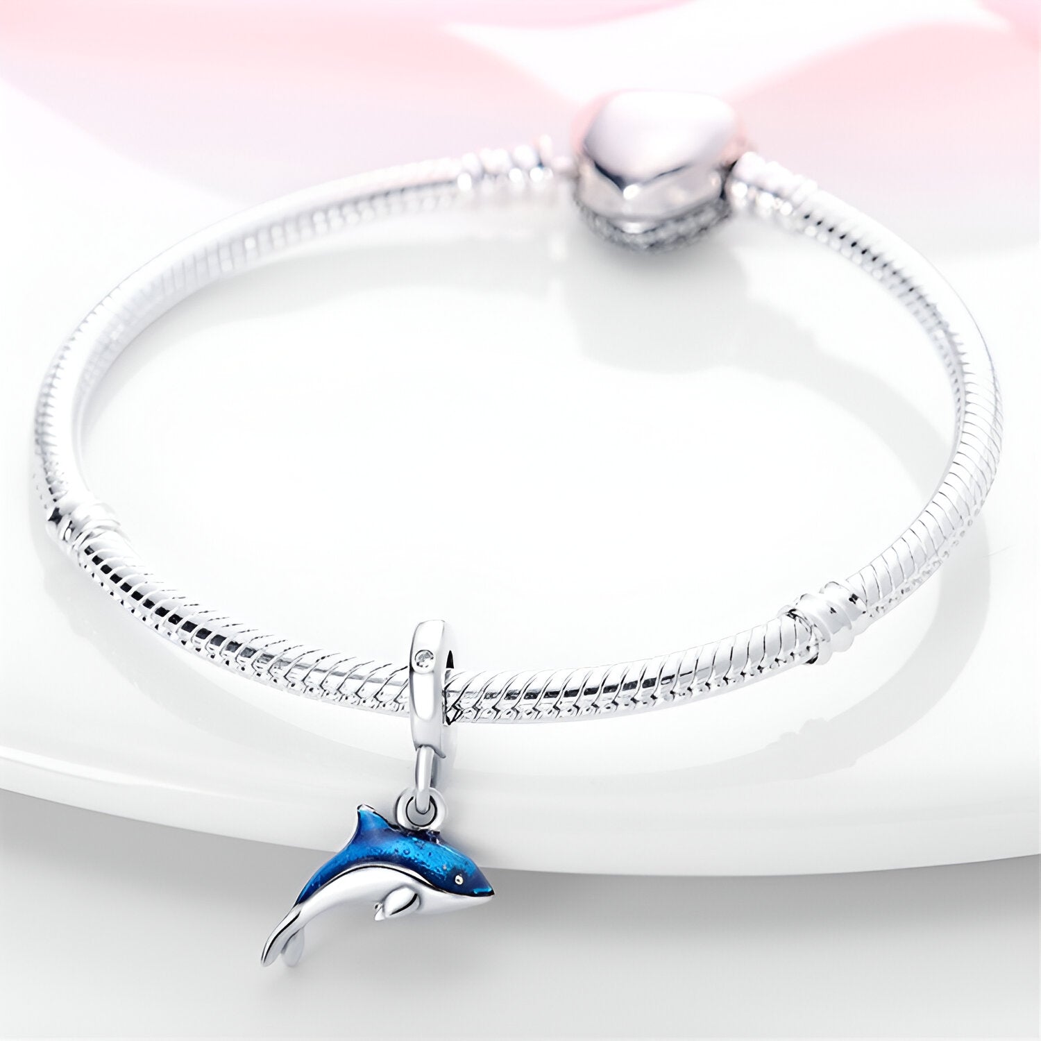 Bracelet argenté serpent avec pendentif dauphin bleu et argenté délicat.