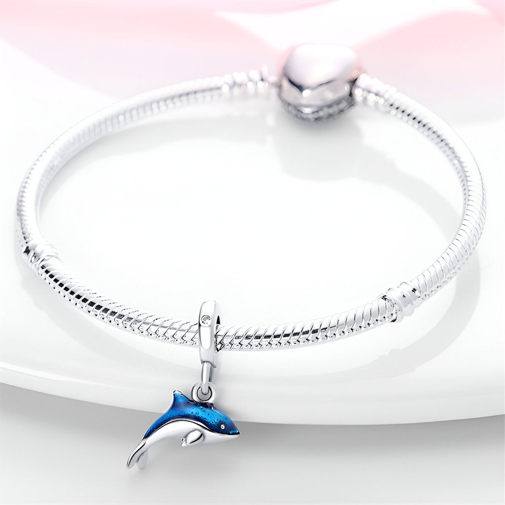 Bracelet argenté serpent avec pendentif dauphin bleu et argenté délicat.