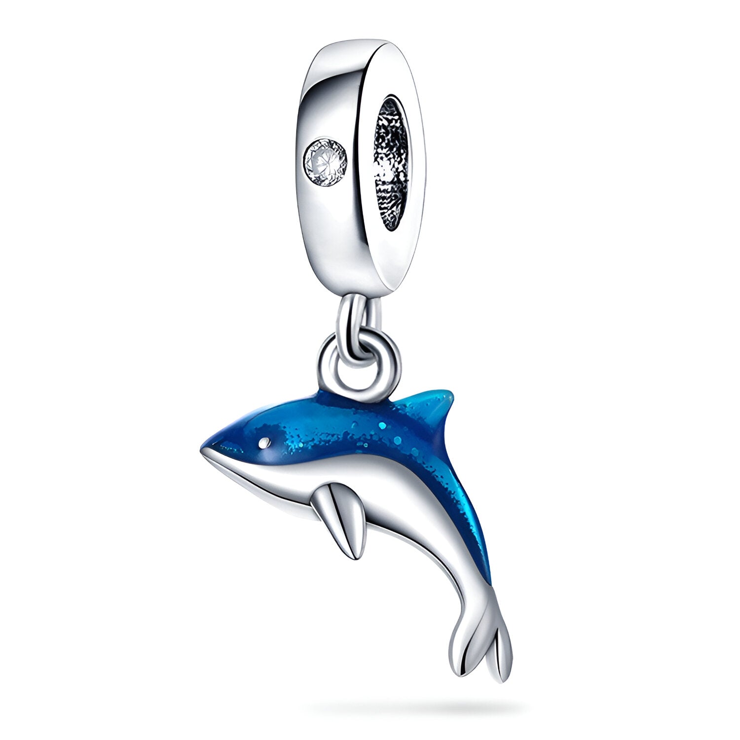Charm pendentif dauphin en métal argenté avec émail bleu et détail pierre brillante.
