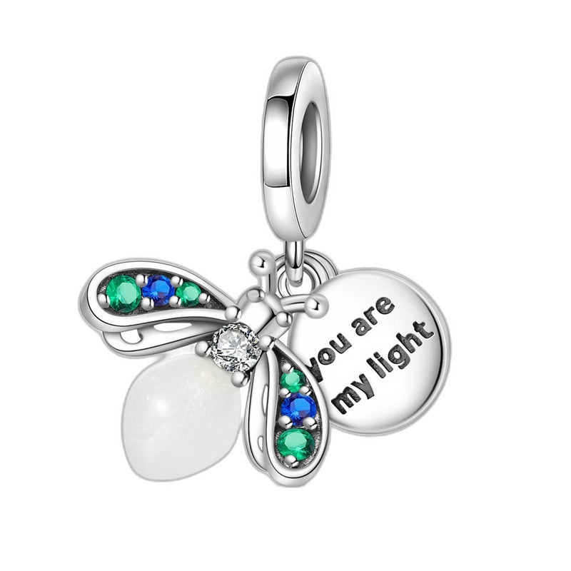 Colgante charm, doble colgante luciérnaga esmeralda y zafiro con mensaje You Are My Light, para mujer, modelo Luciole You Are My Light