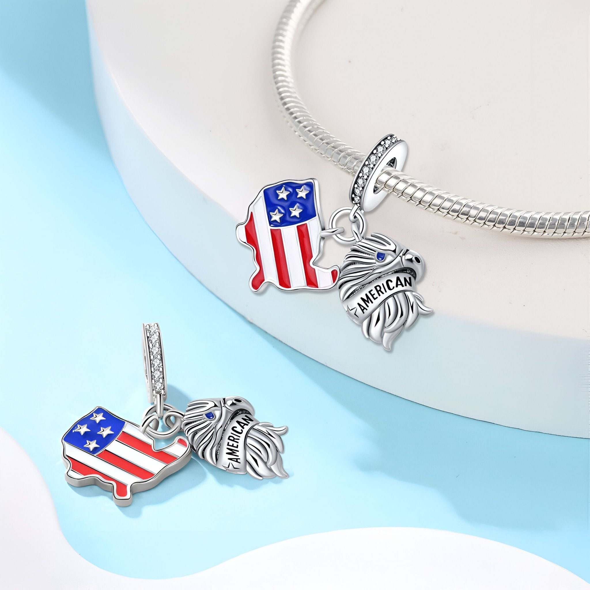 Pendentif charme drapeau américain en émail rouge, blanc, bleu et aigle en argent sur bracelet serpent.