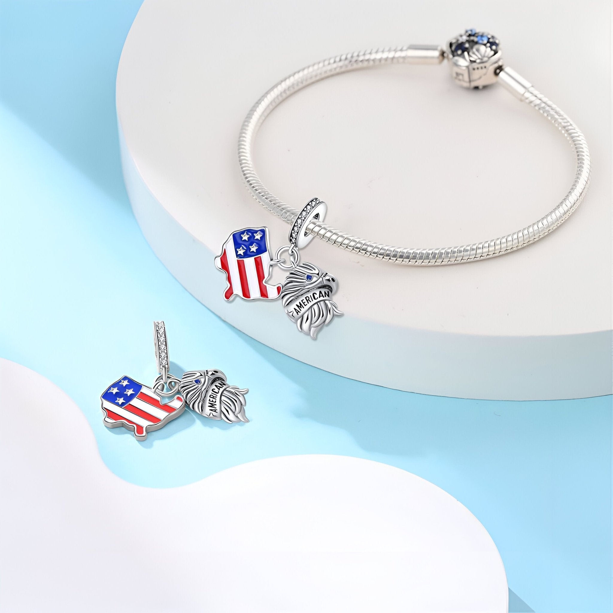 Bracelet argent avec charm pendentif drapeau américain et aigle, style élégant et détaillé.