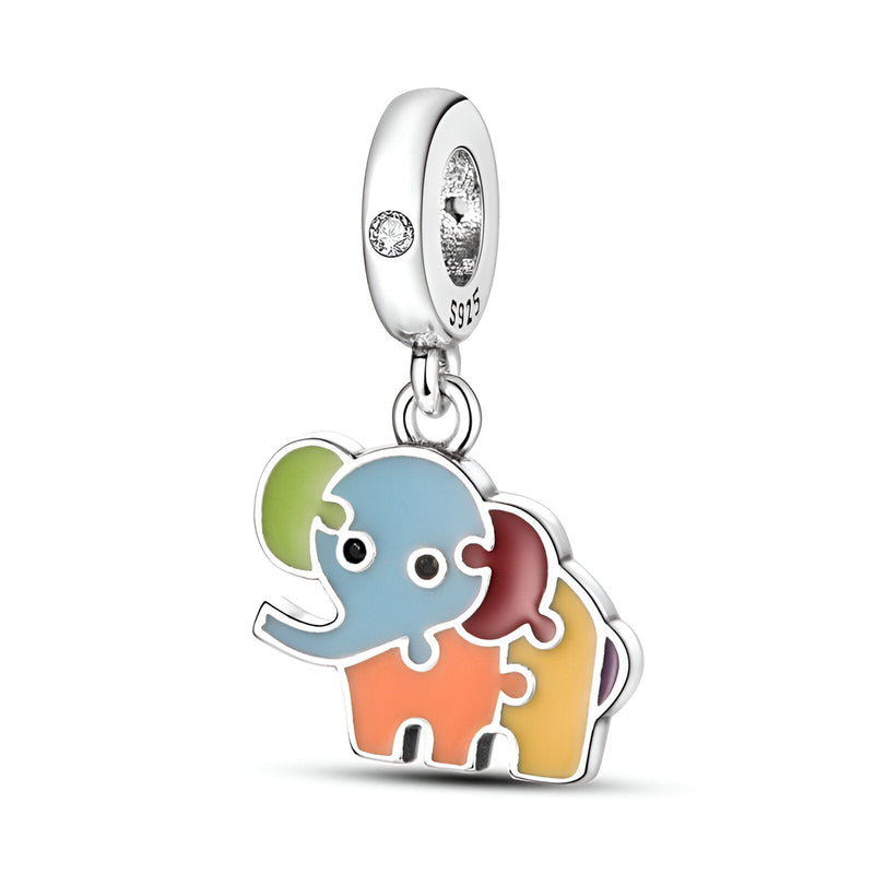 Charm pendentif éléphant puzzle en métal argenté avec pièces colorées bleu, vert, rouge, orange et jaune.